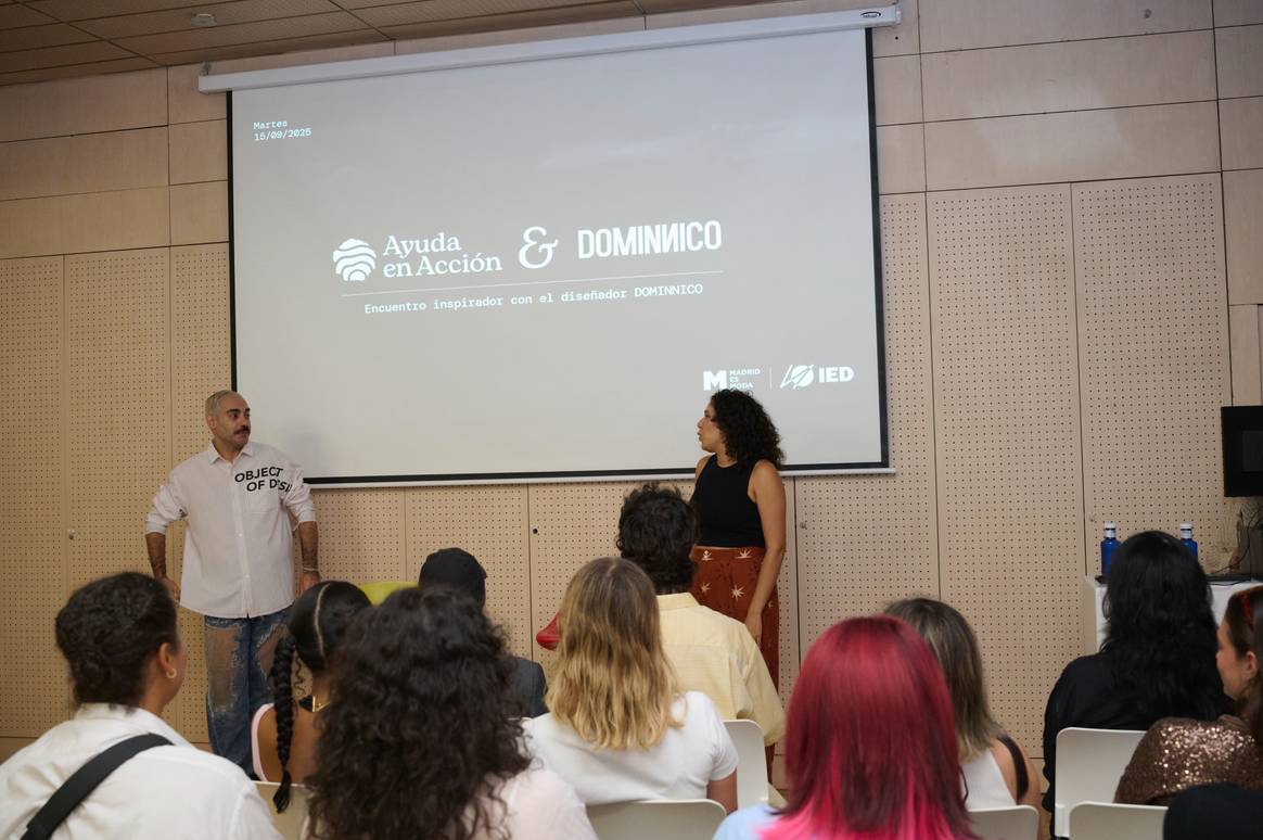 Dominnico en la charla del proyecto Ayuda en Acción durante Madrid es Moda.