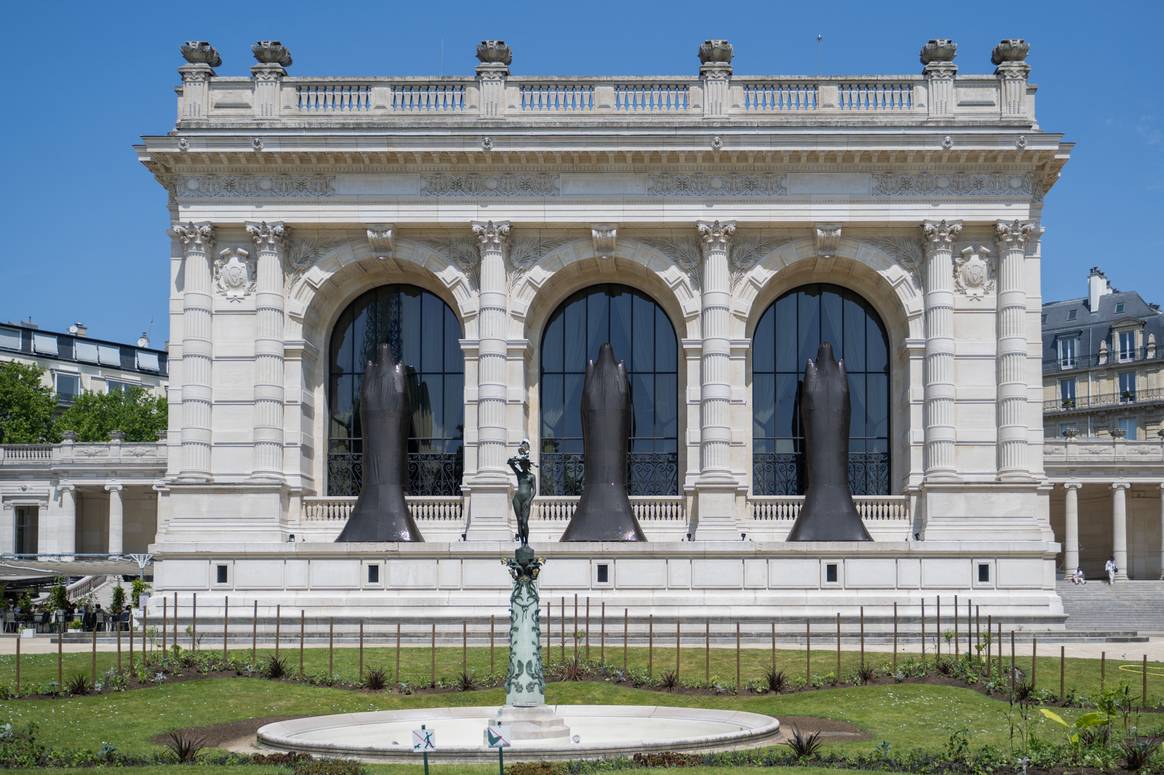 Rick Owens' Installation, die mit Paillettenstoff bespannt ist und im Rahmen der ihm gewidmeten Ausstellung  „Rick Owens, temple of love“ errichtet wurde.