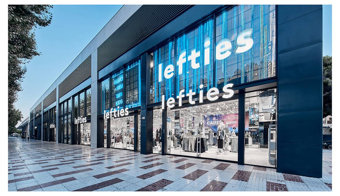 Interior de la nueva tienda Lefties Digital Store Platja D’Aro, en Girona, España.