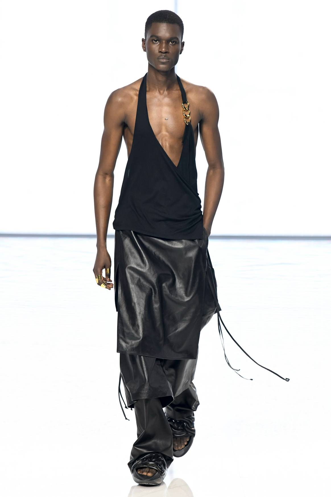 Drapierte Kleider in der SS22-Kollektion
von Balmain. Bild: Catwalkpictures