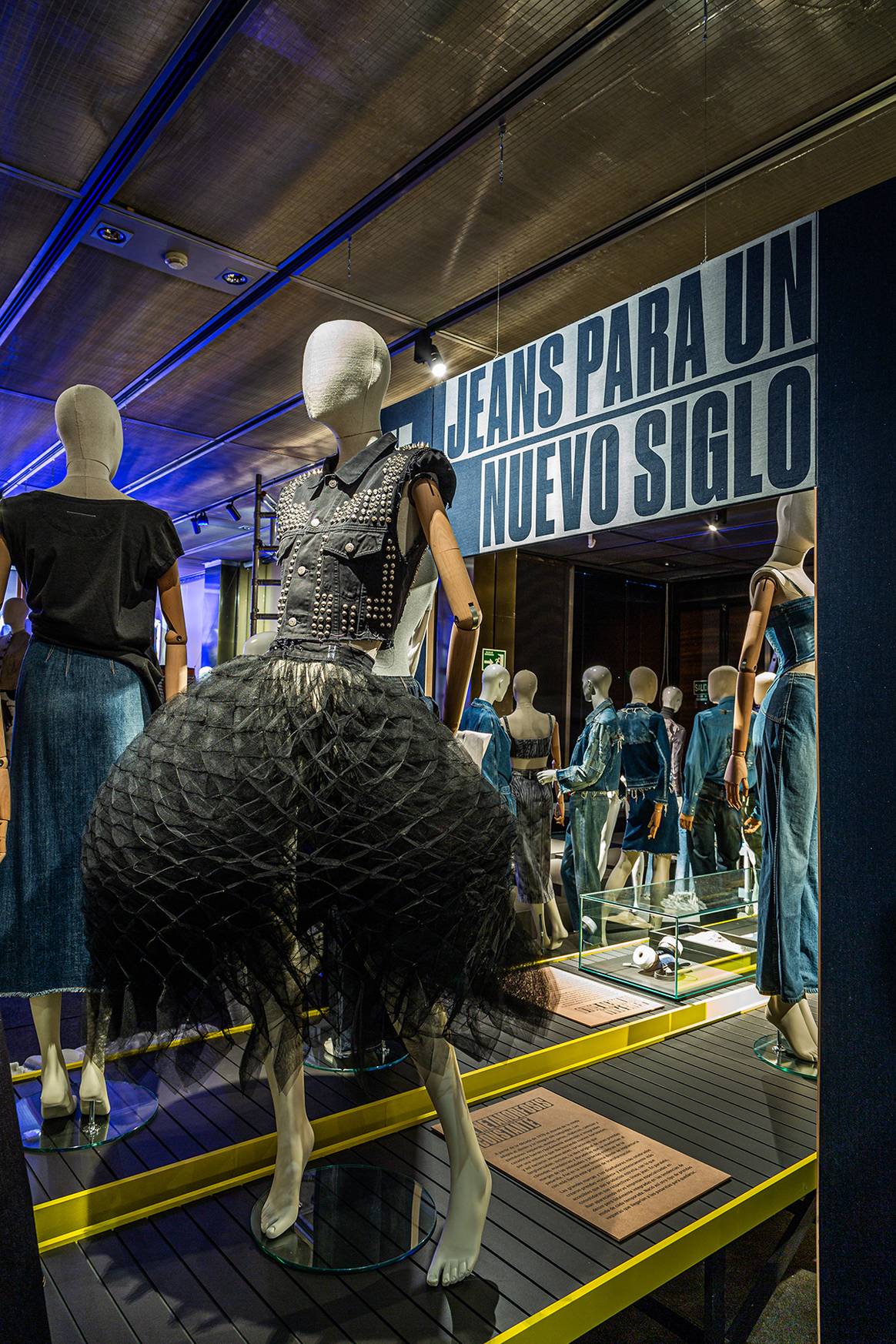 Vista de la exposición temporal “Jeans, de la calle al Ritz”, en el Museo del Traje de Madrid hasta el 17 de marzo de 2023.