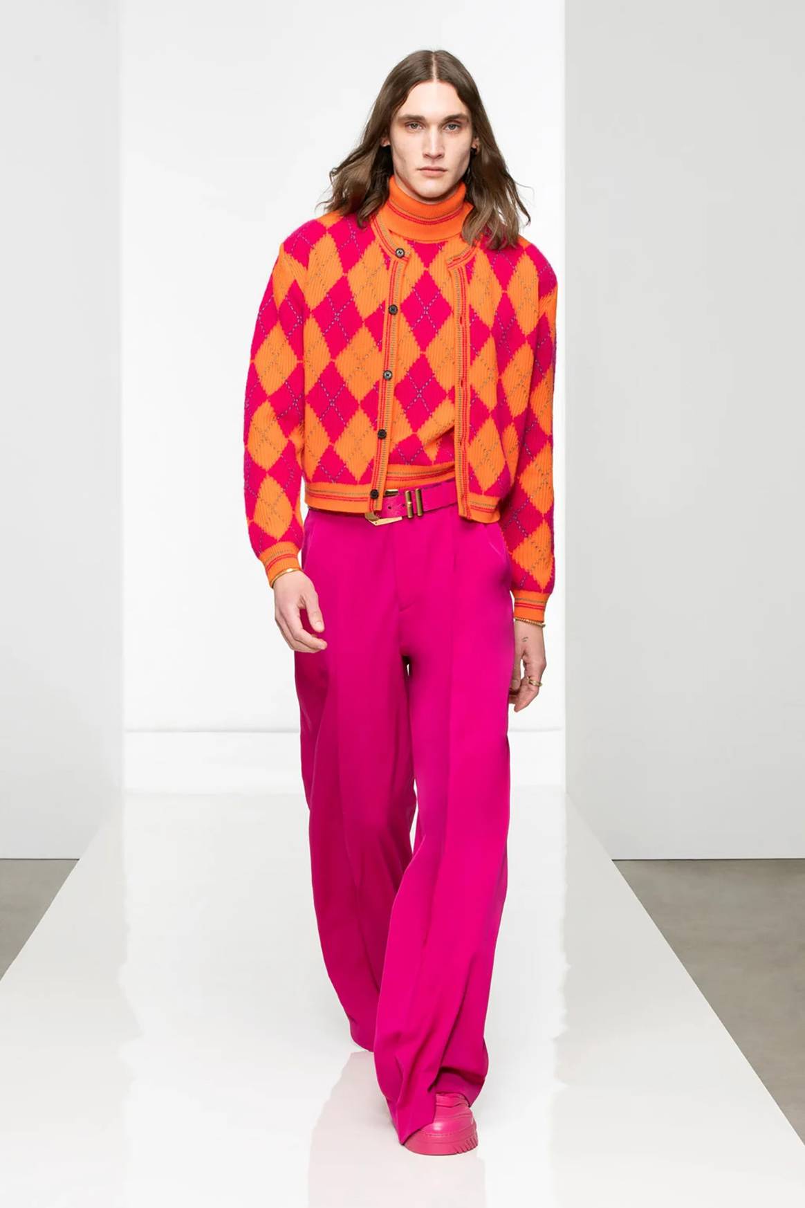 Photo Credits: Versace, colección masculina para la temporada Otoño/Invierno 2022/2023 FW22. Versace, página oficial.