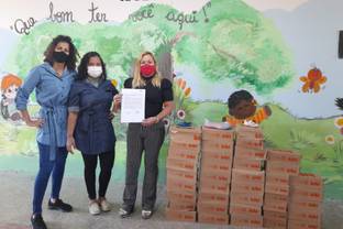 Bibi faz doação de 3 mil pares de calçados 