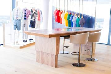 A hybrid solution: Integration of virtual and physical showrooms