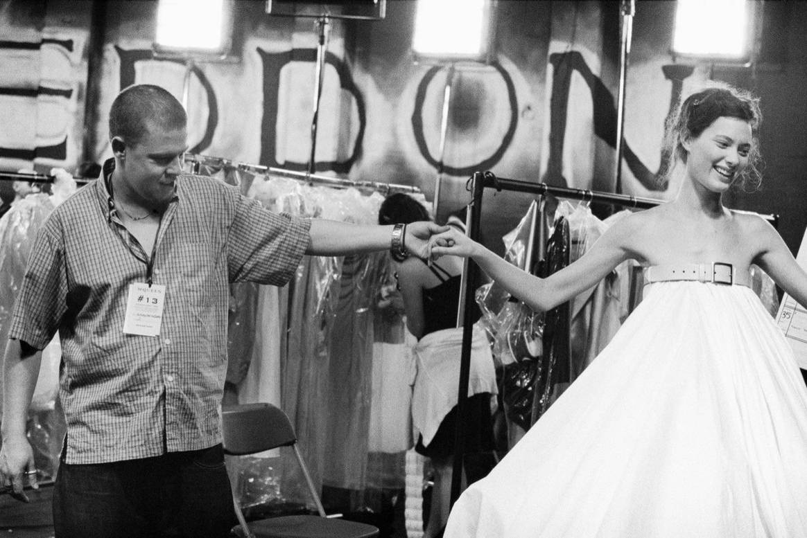 Foto: Alexander McQueen y Shalom Harlow - Cortesía de Bleecker Street Media