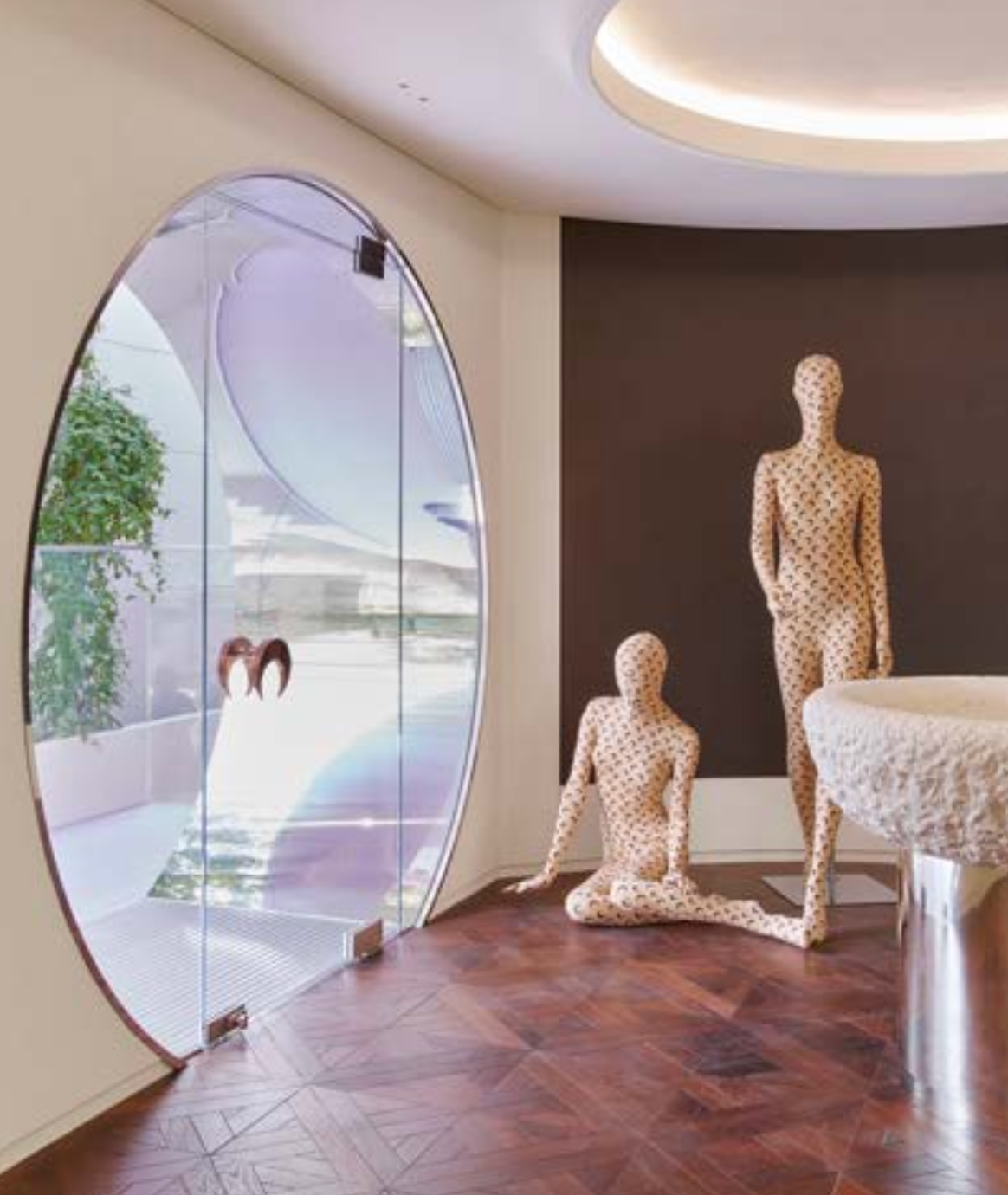 Schaufensterpuppen sorgen für ein bewohntes Gefühl.