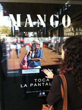 Terminales interactivas de Mango en las calles