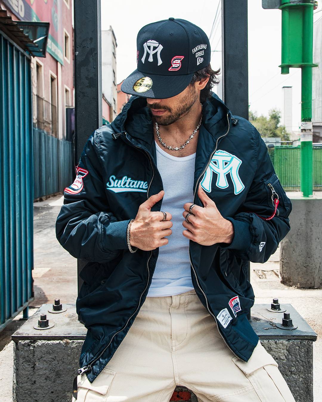 Cada chamarra cuenta con su gorra que hace juego.