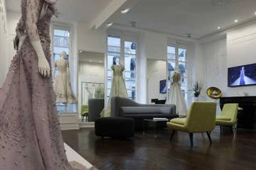 Tony Ward : le couturier ouvre son premier showroom rue du Fbg. Saint-Honoré à Paris