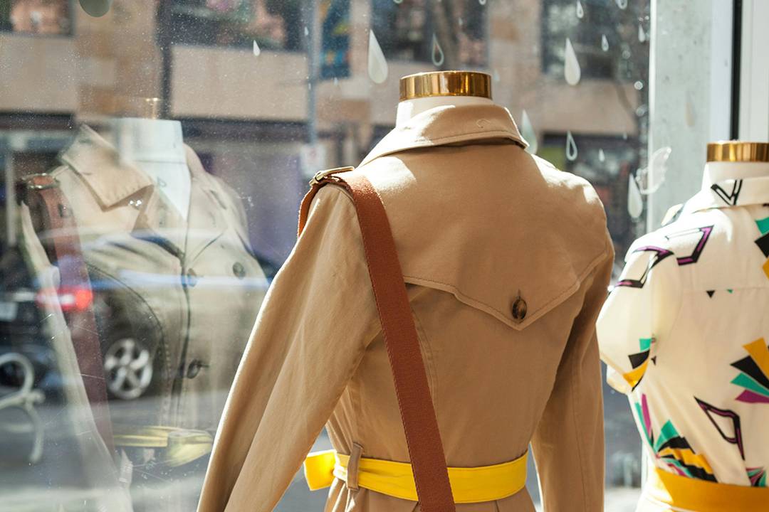 Interior de una tienda de ropa.