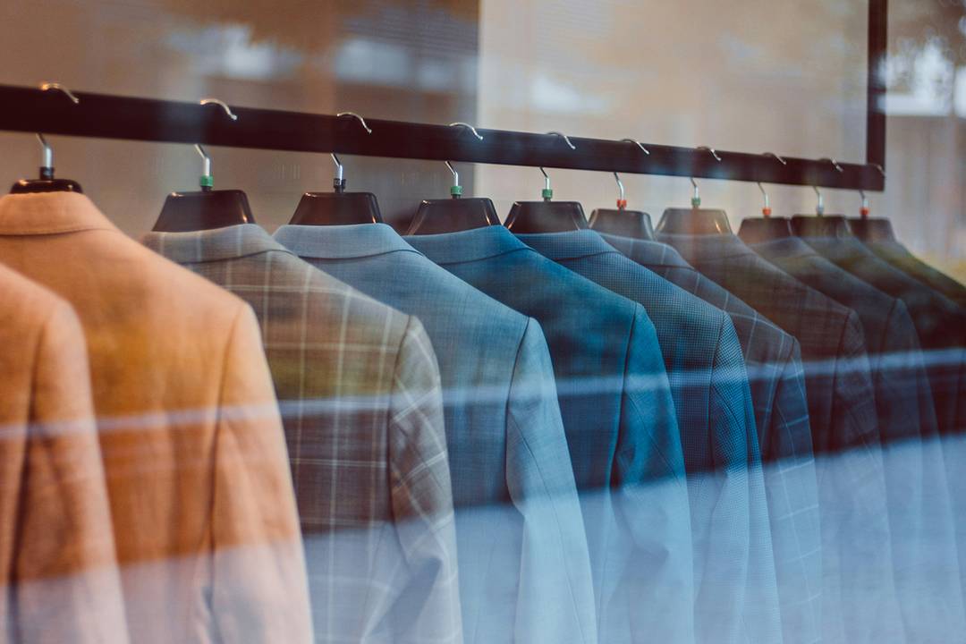 Interior de una tienda de ropa.