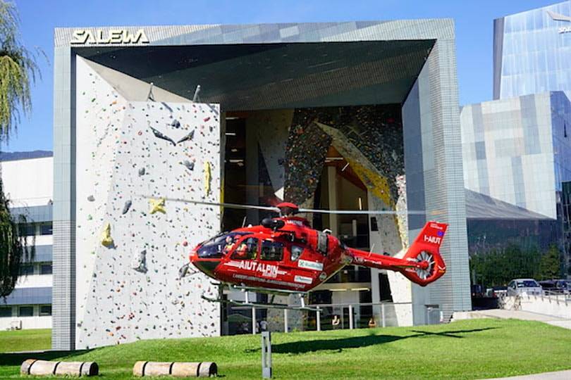 Landung des Rettungshubschraubers Aiut Alpin Dolomites vor dem Salewa Headquarter in Bozen. Foto: Salewa