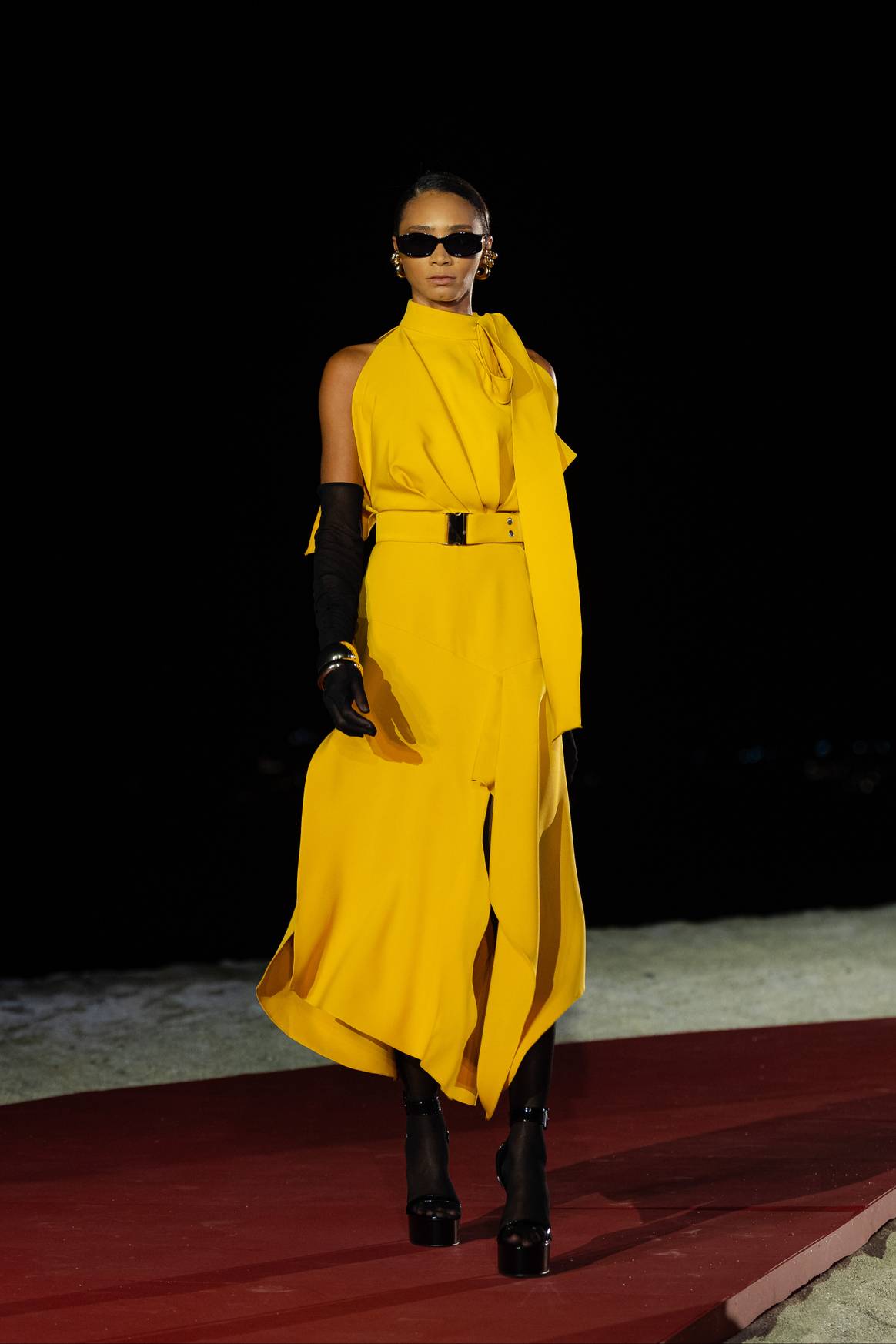 El amarillo en looks completos toma protagonismo.