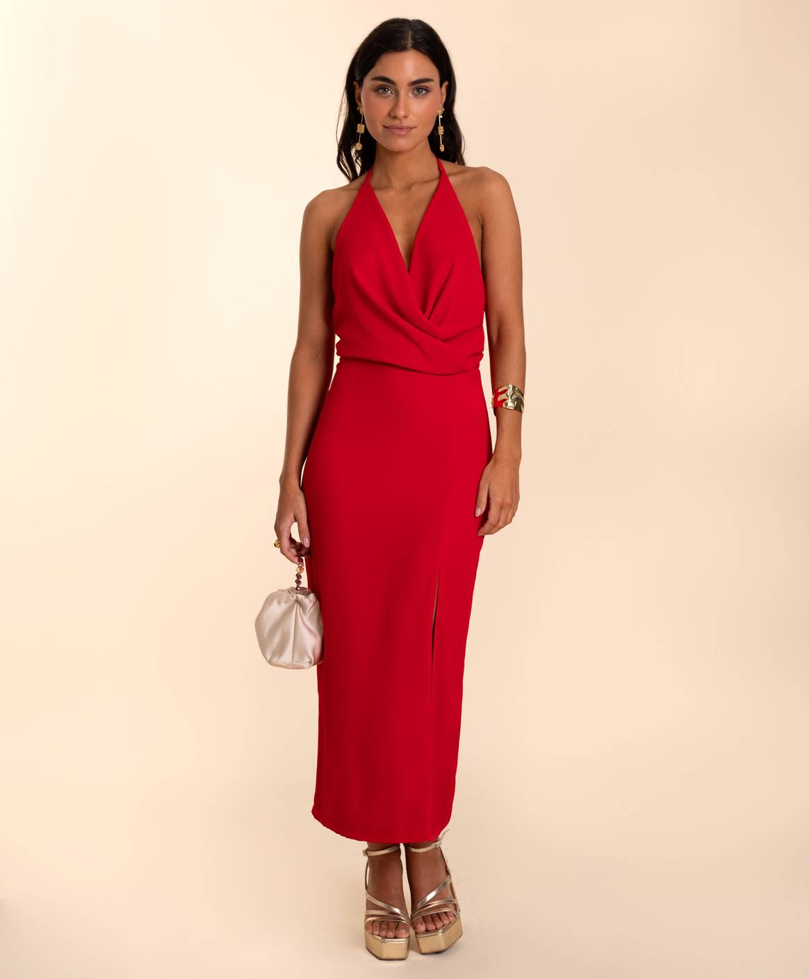 Credits: Vestido Lucena. Vestido rojo con escote cruzado y espalda descubierta (119,95 euros)