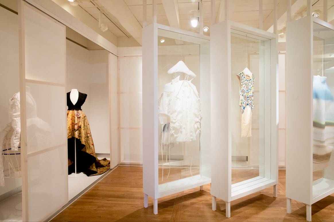 De eerste zaal van tentoonstelling 'Continue this thread' met werk van Karim Adduchi en Tess van Zalinge. Foto Amsterdam Museum, Jaimy Gail.