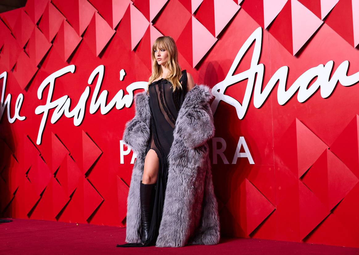 Fashion Awards 2024 - Alfombra roja - Blumarine por David Koma - Victoria De Angelis