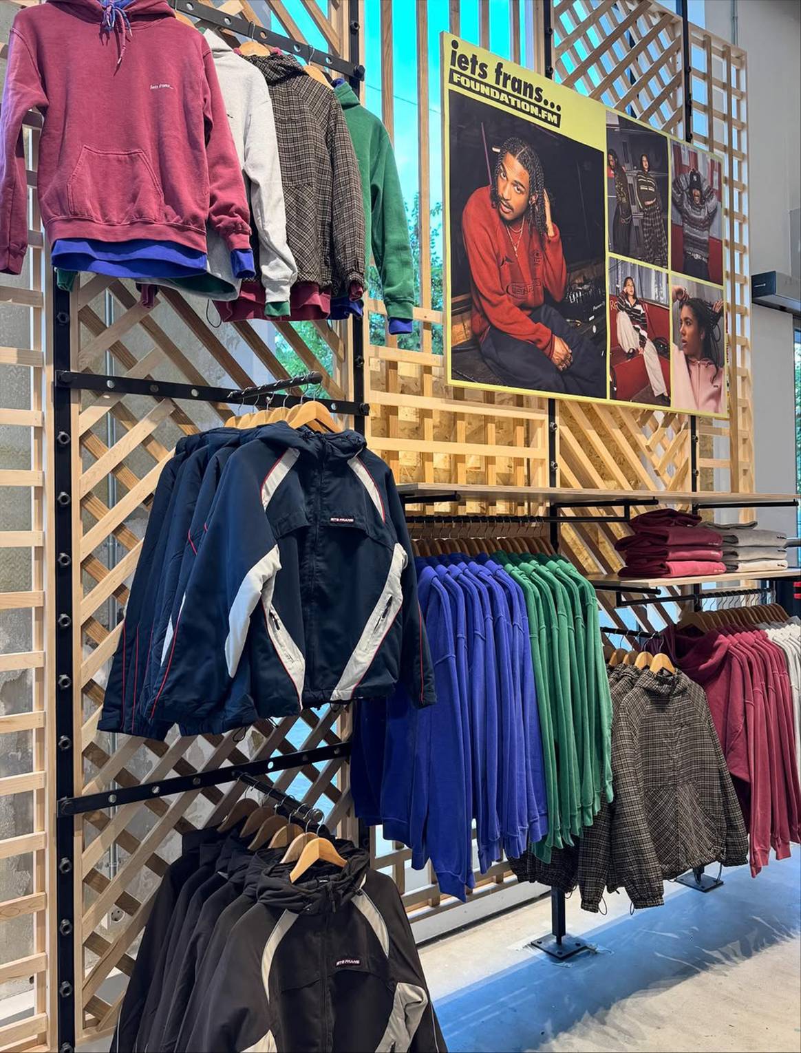 Tienda de Urban Outfitters en la plaza del Ayuntamiento de Valencia (España).