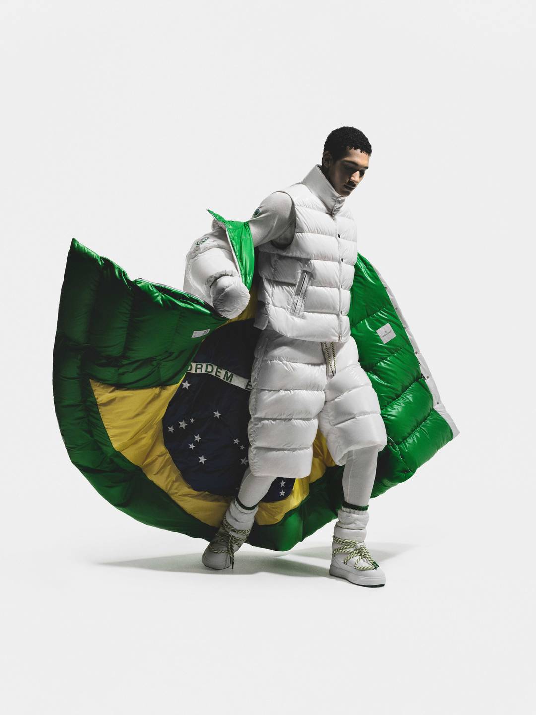 I portabandiera Lucas Pinheiro Braathen e Nicole Silveira indosseranno mantelli bianchi e voluminosi