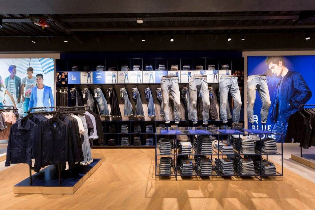 WE Fashion heeft een flagshipstore geopend in de nieuwe Noordpassage. Met bijna 750 vierkante meter is het de op twee na grootste WE Fashion-vestiging van Europa. Studio Jos van Dijk deelde het interieur door middel van kleur in verschillende visuele gedeeltes in. Op de begane grond zijn de dames- en kindercollecties te vinden, boven die van de heren. Volgens WE Fashion-CEO Joris Aperghis, is de flagshipstore het visitekaartje van de retailer. "Ik zou het bijna WE 3.0 willen noemen. Je krijgt hier echt een boutiquegevoel,” vertelt hij tegenover RetailWatching. In de winkel staat service en beleving centraal. Daar is de vestiging voorzien van 'Better Together' paskamers. Vrouwen kunnen daarin samen met hun moeder, dochter of vriendinnen passen.Credits: Sacha, Manfield, WE Fashion Facebook - Robert Tjalondo, Men at Work