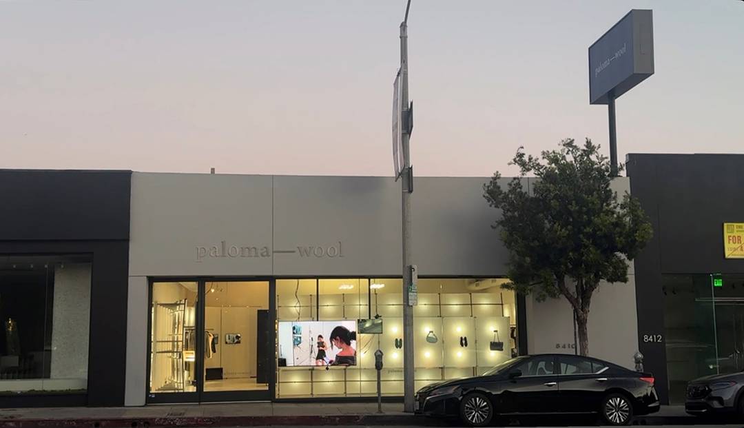 Installazione artistica “Retail Theatre” di Carlota Guerrero nel negozio Paloma Wool di Los Angeles (Stati Uniti).