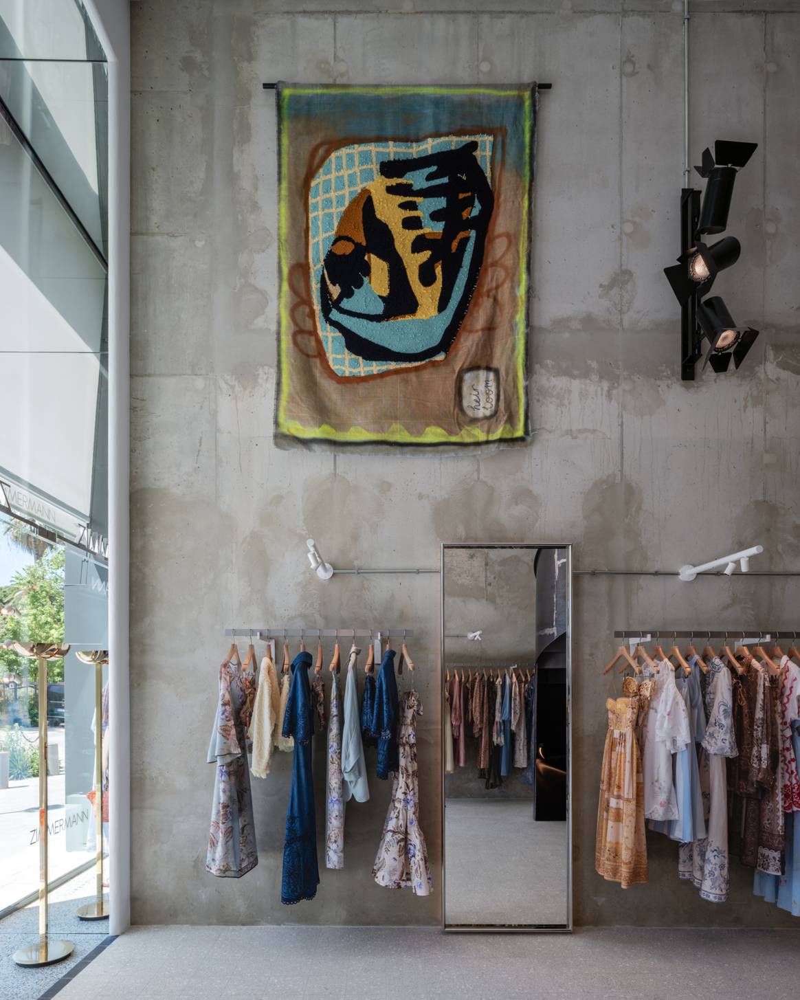 Au sein de la boutique, l'art occupe une place importante.