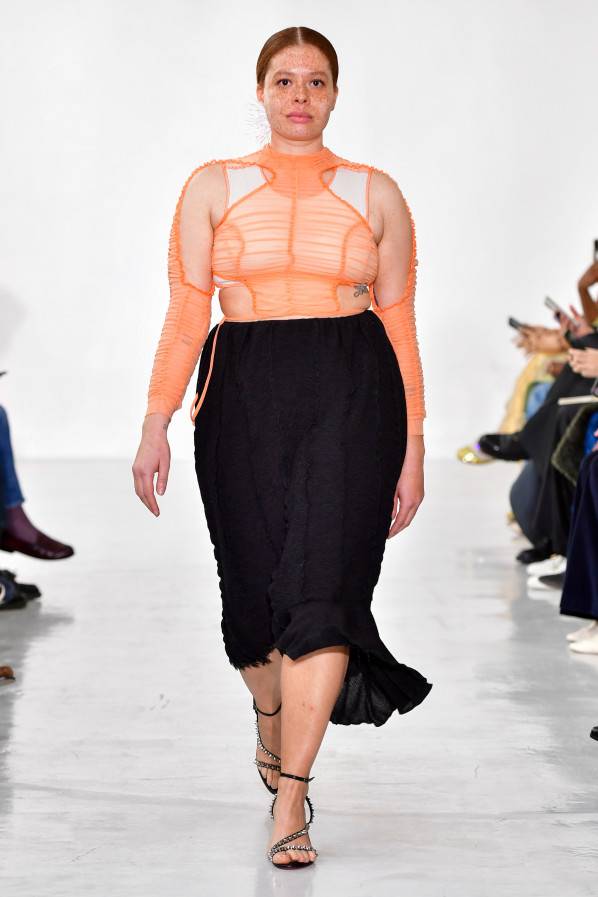 Beeld: Ester Manas AW22 via Catwalkpictures.com