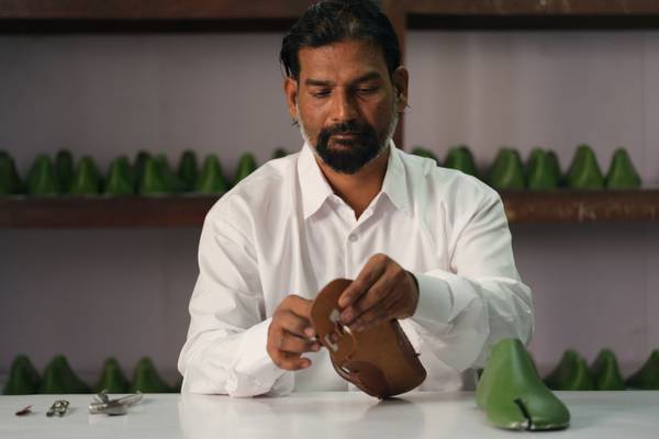 Prada collabora con gli artigiani indiani per un'edizione limitata di sandali ispirata ai Kolhapuri Chappal