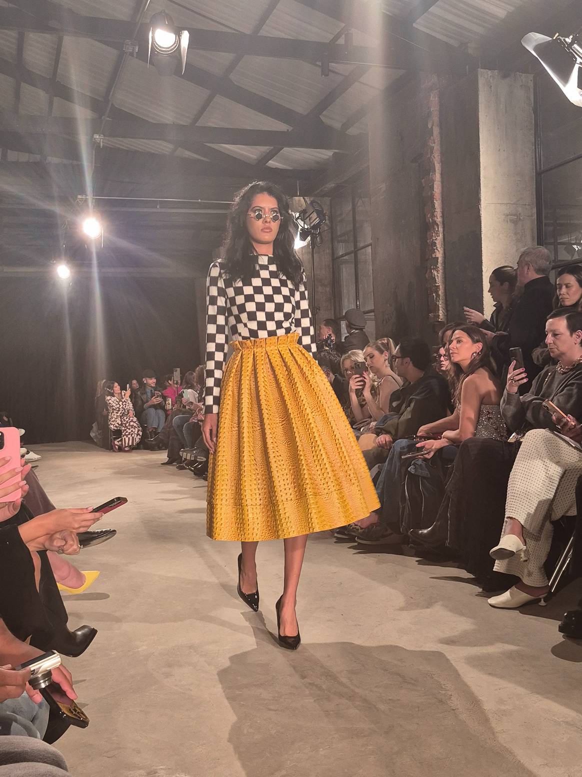 Jorge Duque inaugura la pasarela del Bogotá Fashion Week 2025.