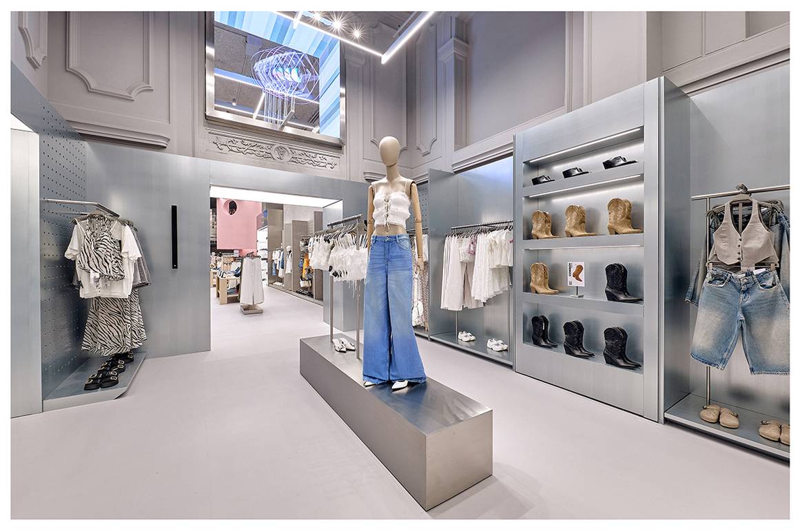 Tienda de Bershka en el número 32 de la calle de Colón de Valencia (España).