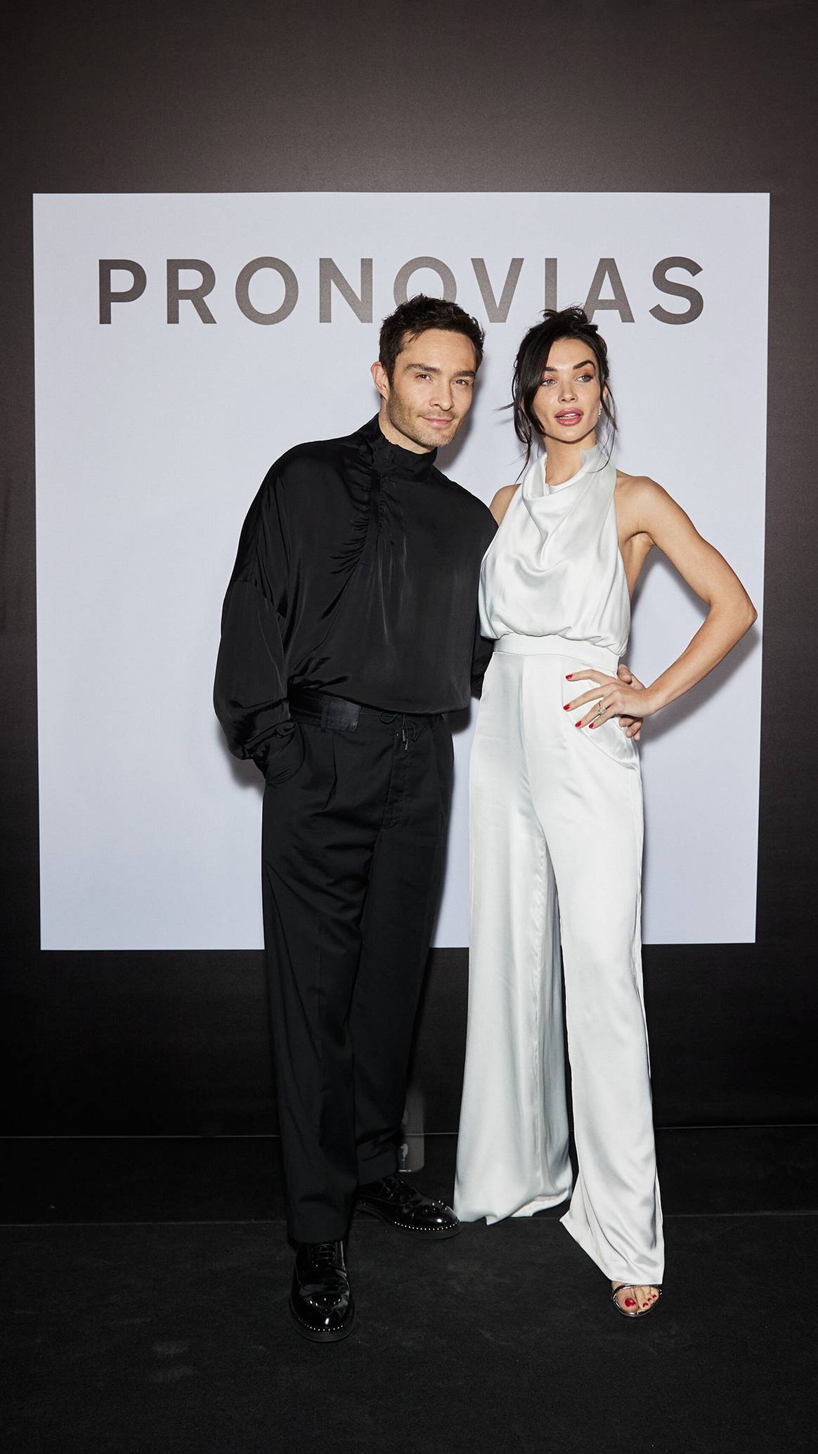 Amy Jackson y Ed Westwick durante su asistencia al desfile de Atelier Pronovias en BBFW 2024.