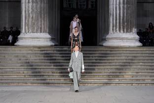  Fashion week de Londres: JW Anderson décline la robe, Erdem le costume androgyne