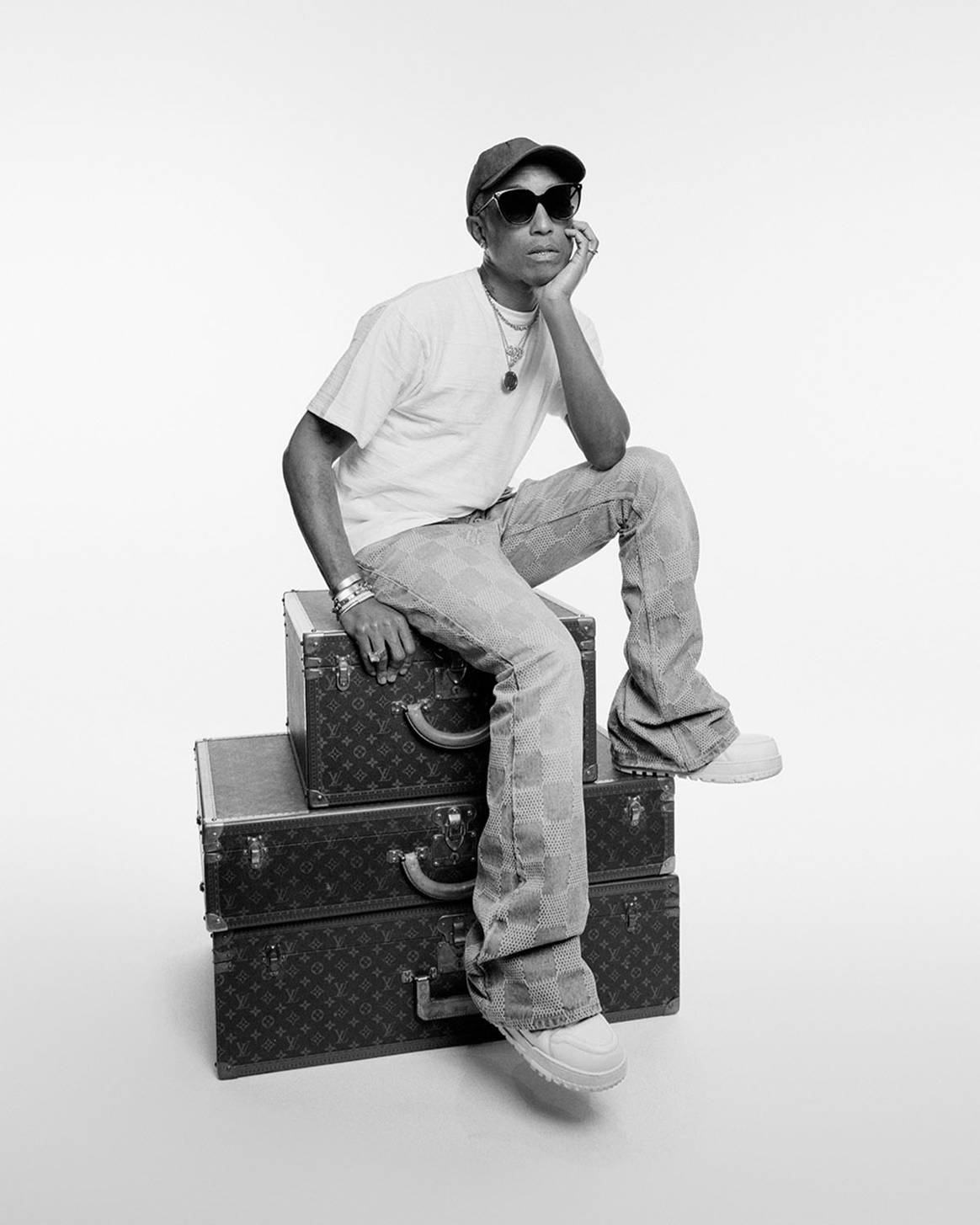 Créditos: Photo Credits: Pharrell Williams en una imagen de campaña con motivo de la presentación de su colección de debut al frente de la dirección creativa de Louis Vuitton. Louis Vuitton, página oficial de Facebook.