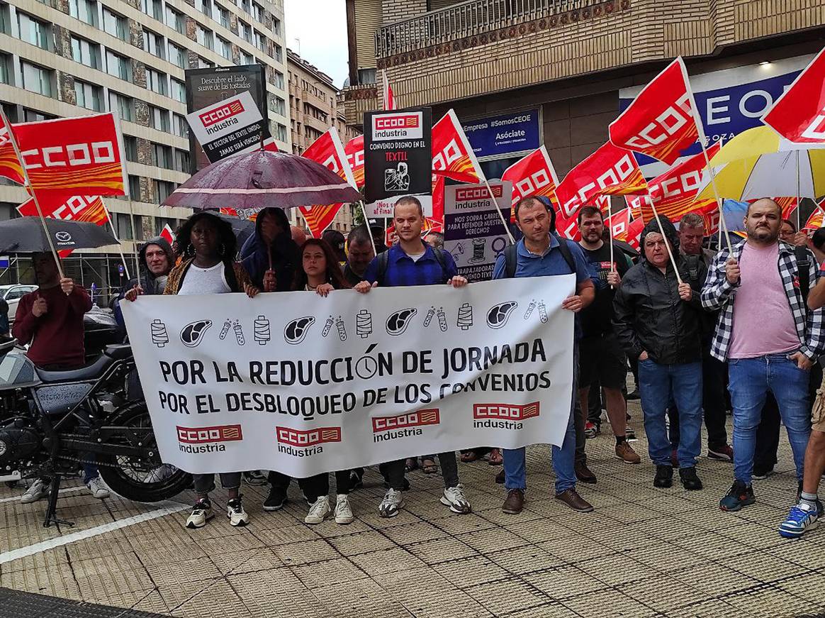 Concentración de CCOO para reclamar el desbloqueo de las negociaciones de los Convenios Colectivos y el avance en las negociaciones para la reducción de la jornada laboral, en Zaragoza el 4 de septiembre de 2024.