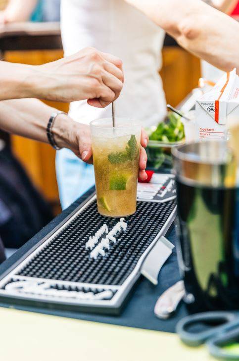 Eine Cocktailbar lädt zum Entspannen ein.