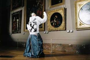 Off-White и Лувр выпустили капсульную коллекцию - фото