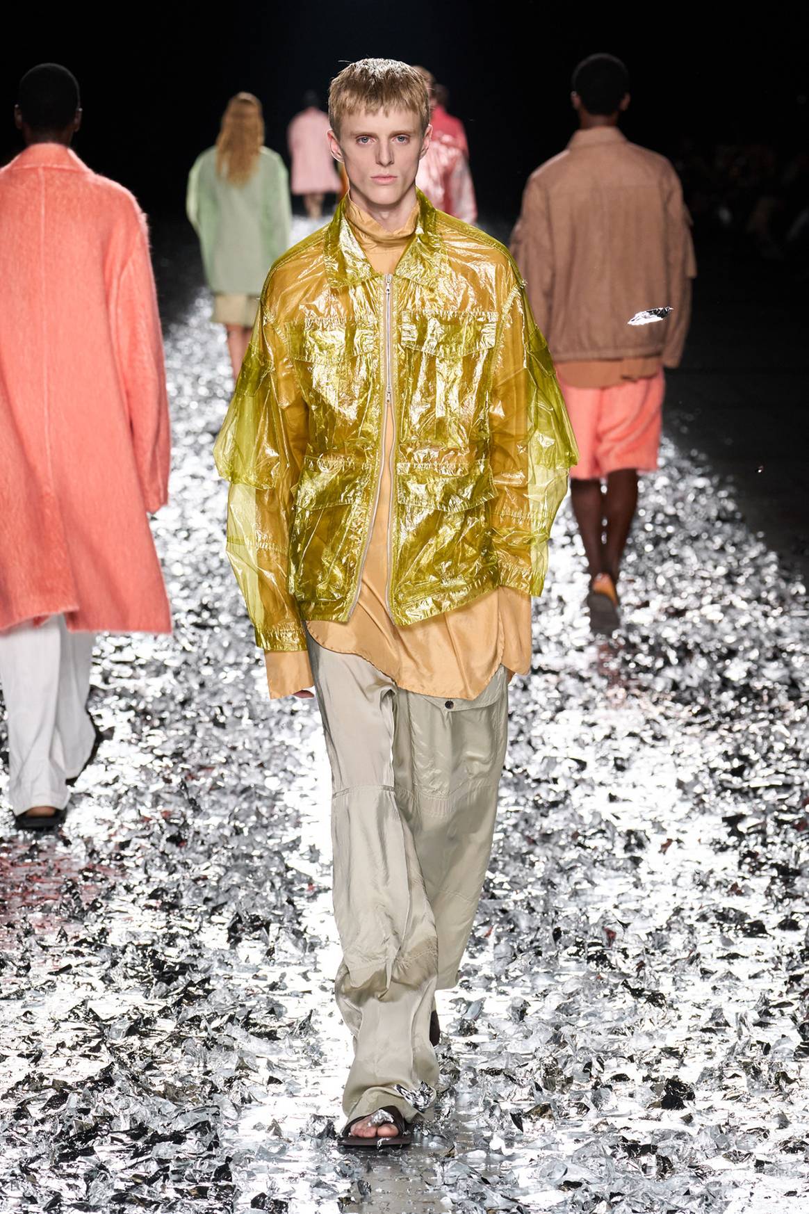 Dries Van Noten, colección moda-hombre para la temporada Primavera/Verano 2025.