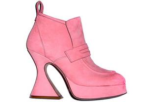 Sies Marjan lance des chaussures