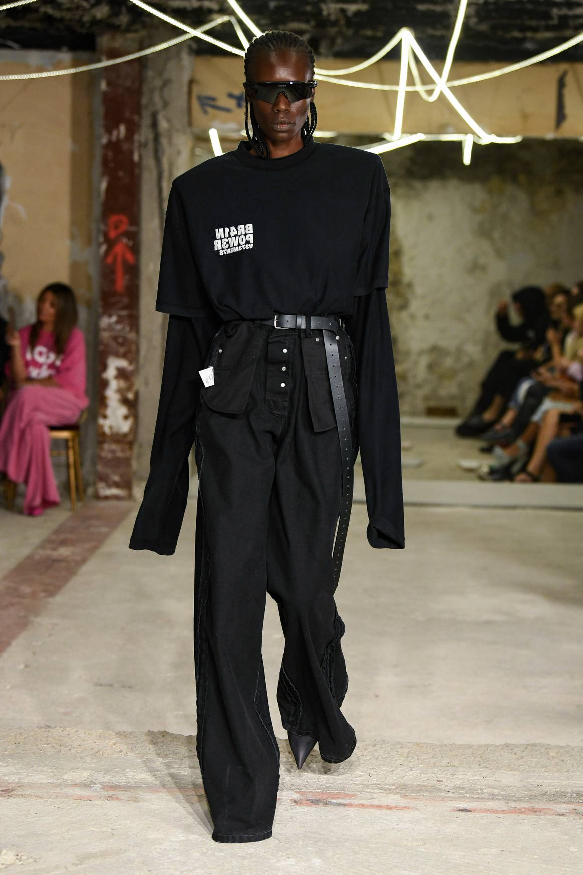 Oversized en lagen in zwart bij Vetements SS23. Beeld: Catwalkpictures