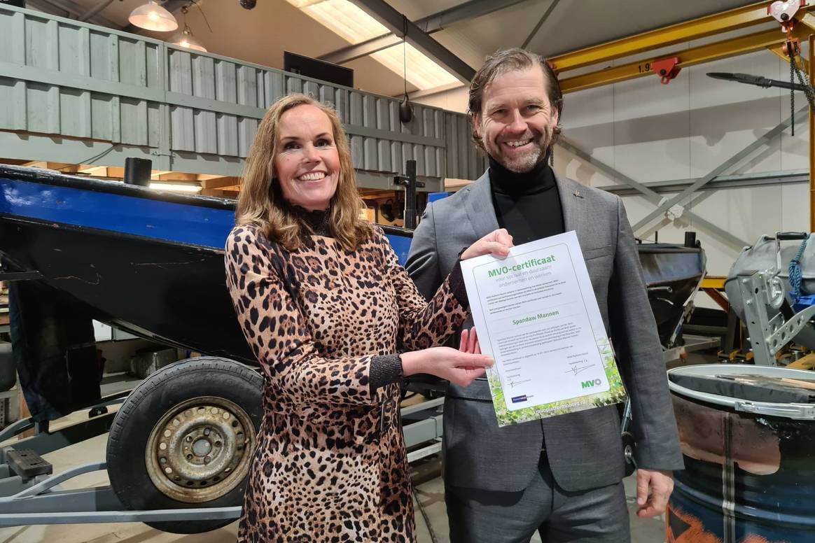 Geerke en Bart Spandaw tonen trots het certificaat. Beeld:
Spandaw Mannen