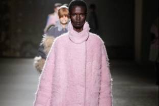 Video: De stijlvolle FW24 show van Belgisch ontwerper Dries van Noten 