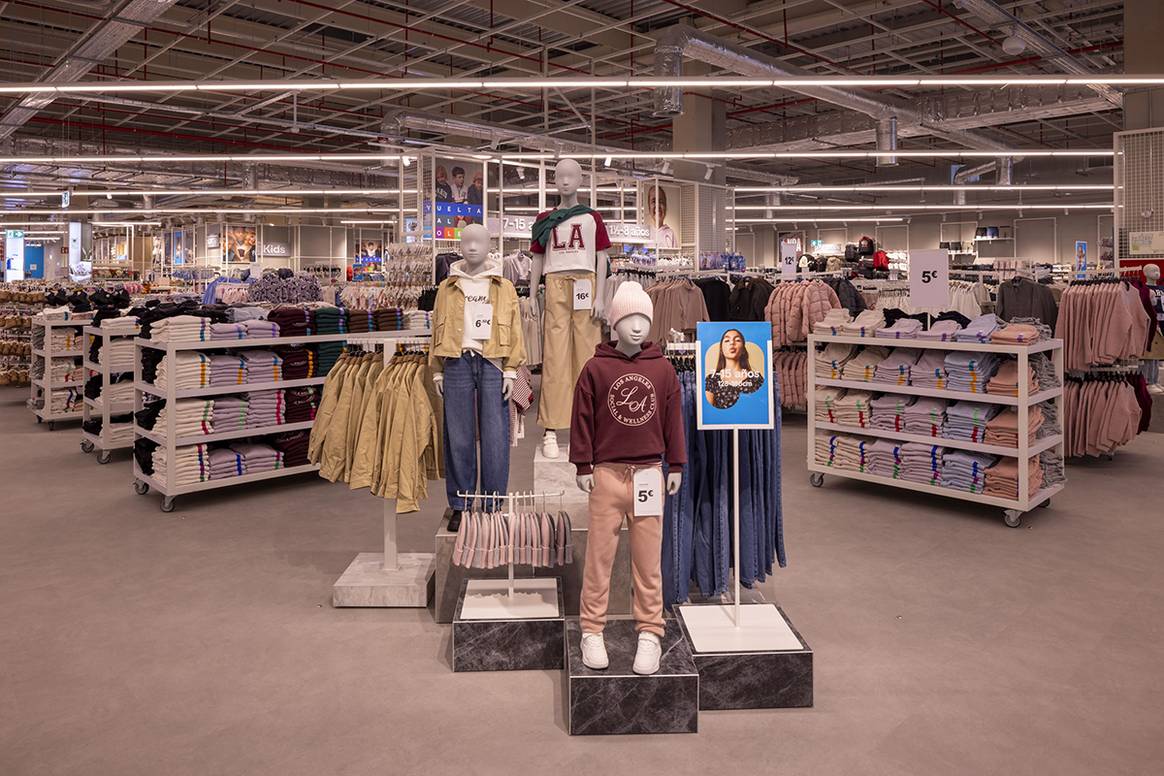 Tienda de Primark en el centro comercial Jaén Plaza de Jaén (España).