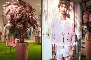 Sommer, Sonne, rosa Palmen: Strellson stellt Schaufenster um