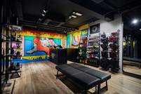 Dr. Martens suma nueva tienda en Barcelona, con mural de Be Fernández