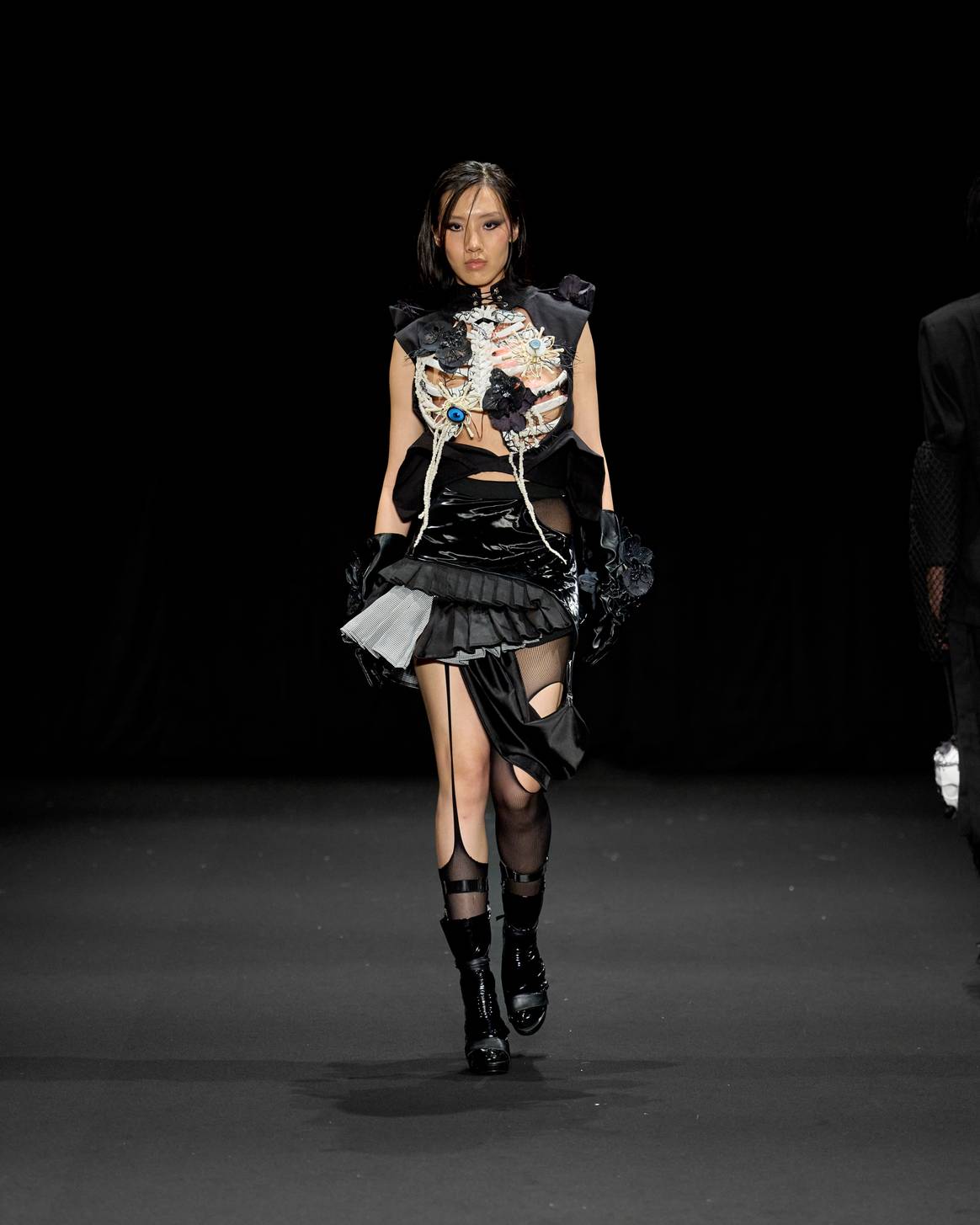 Los looks se distinguen por su complejidad rica en detalles.