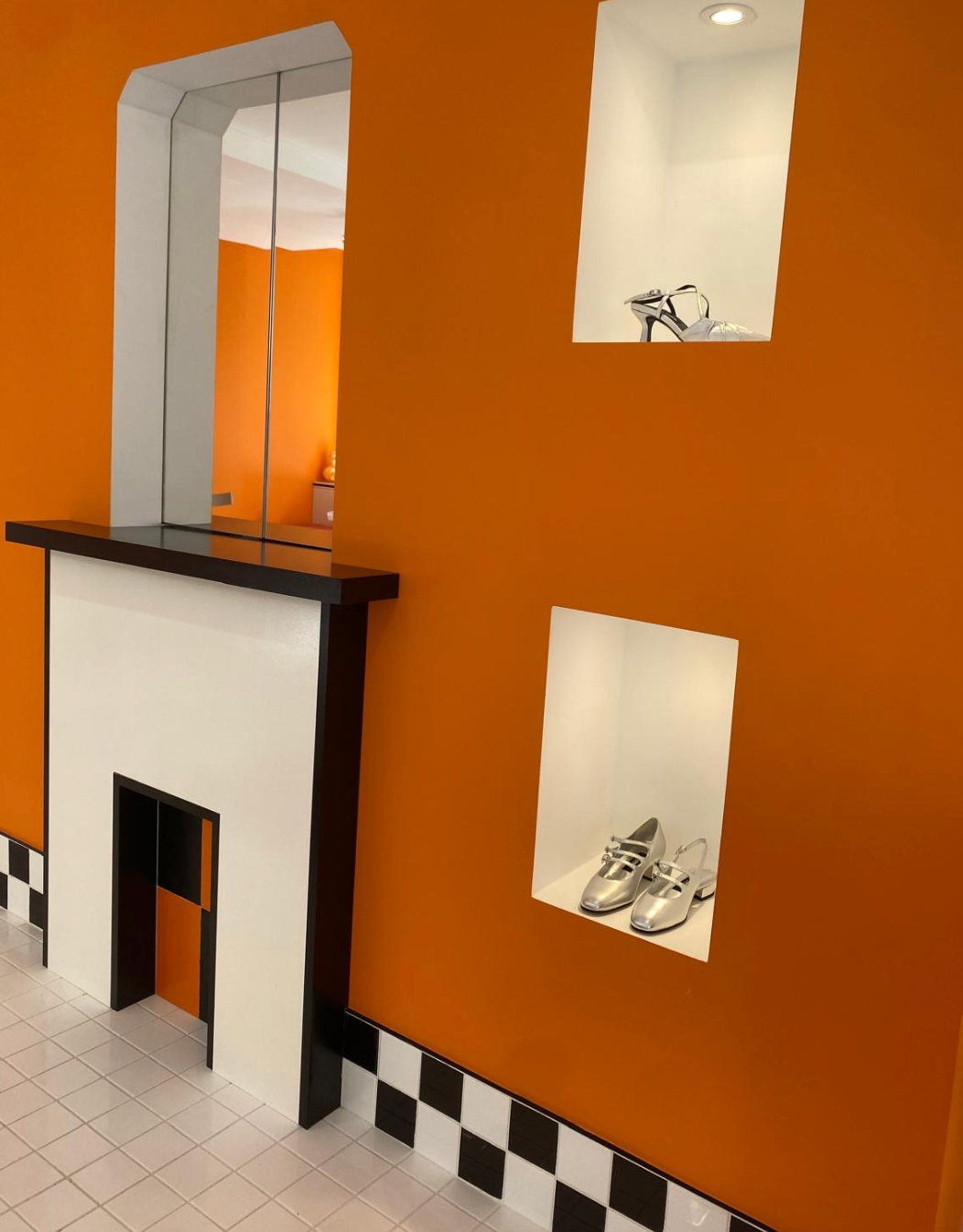 Dans son flagship, au 119 rue de Turenne, Carel dévoile son univers.