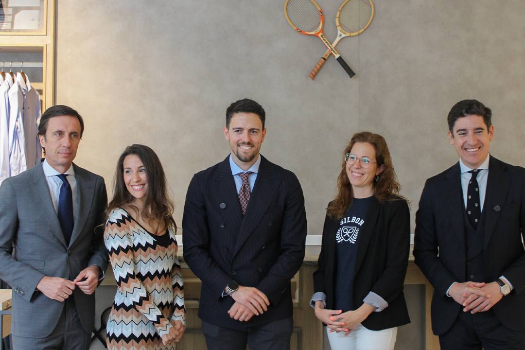 Pablo López, CEO de Silbon, junto a Juan Jurado, socio de la marca, y Pablo Muñoz, director del Campus Silbon, acompañados de las docentes de los grados.