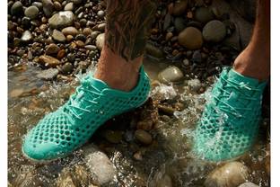 Vivobarefoot und Oxygyn Project machen auf Algenproblem aufmerksam 