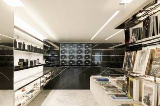 En image : le nouveau concept store Saint Laurent Rive Droite rue Saint Honoré