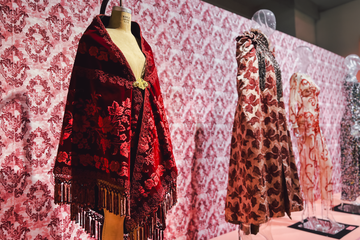 La exhibición que se sumerge en el verdadero significado de moda mexicana y cultura