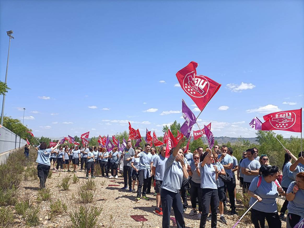 Photo Credits: Trabajadores de Plataforma Logística Meco, filial de Inditex, durante las concentraciones convocadas el 18 de mayo de 2023 frente a las instalaciones del centro logístico. CCOO, SLTM y UGT Inditex Meco.